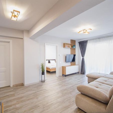 Creamy Wood Haven Apartment Oradea Ngoại thất bức ảnh