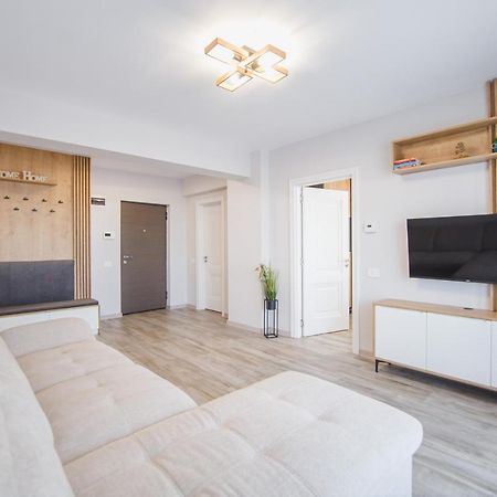 Creamy Wood Haven Apartment Oradea Ngoại thất bức ảnh