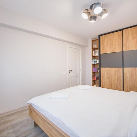 Creamy Wood Haven Apartment Oradea Ngoại thất bức ảnh
