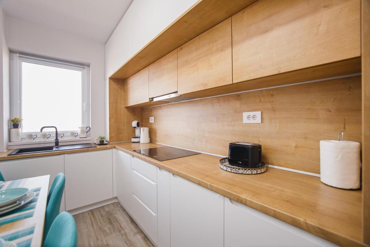 Creamy Wood Haven Apartment Oradea Ngoại thất bức ảnh