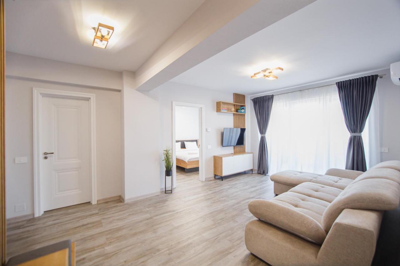 Creamy Wood Haven Apartment Oradea Ngoại thất bức ảnh