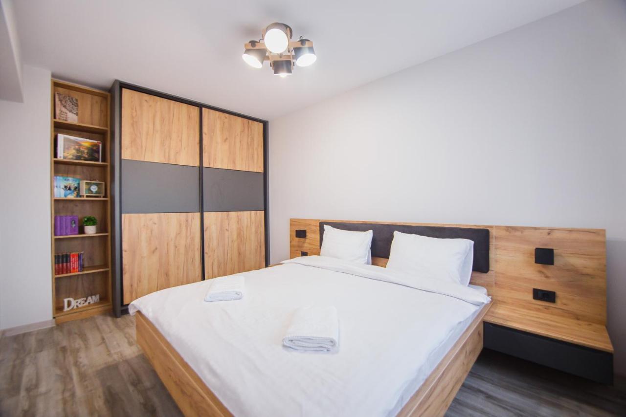 Creamy Wood Haven Apartment Oradea Ngoại thất bức ảnh