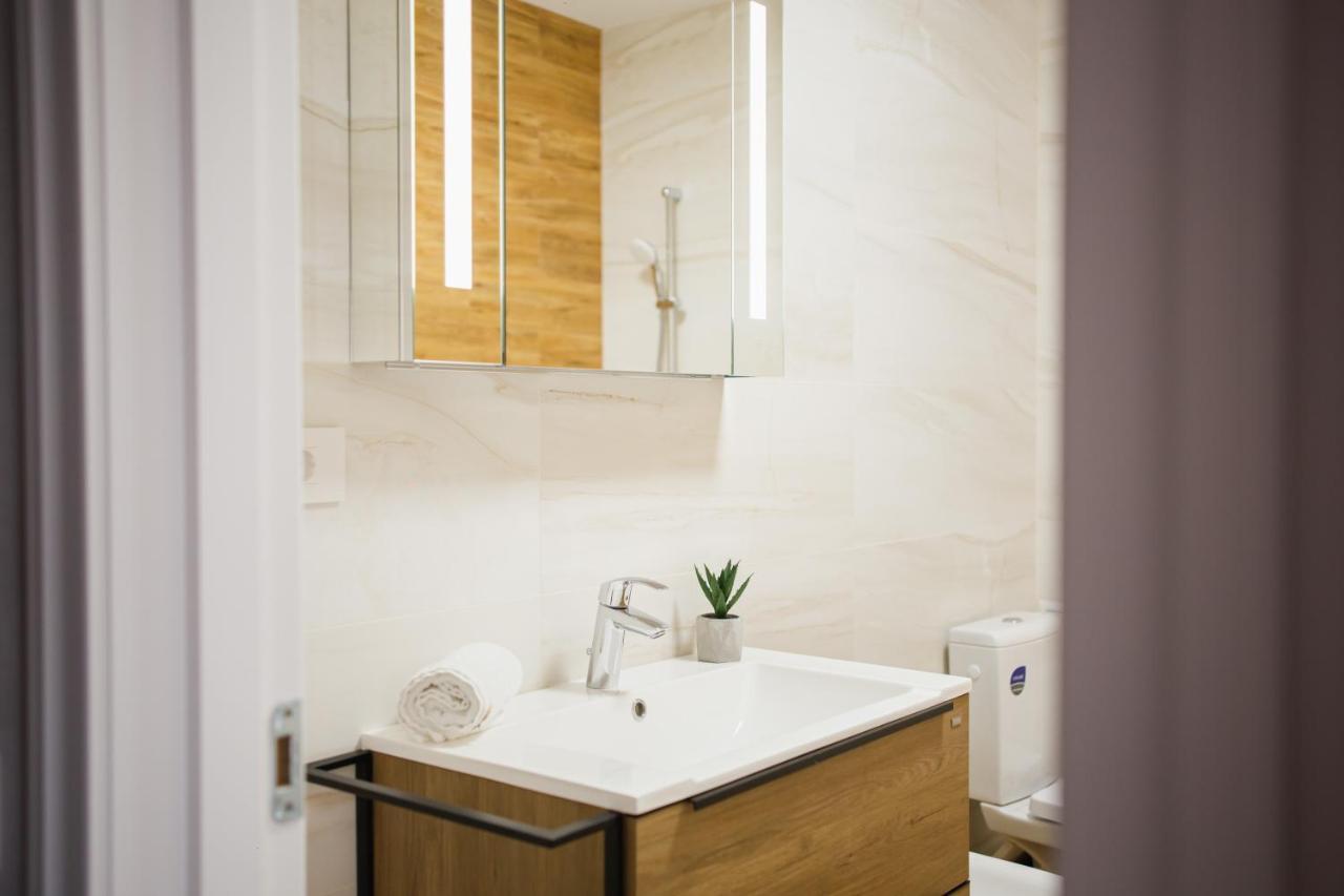 Creamy Wood Haven Apartment Oradea Ngoại thất bức ảnh