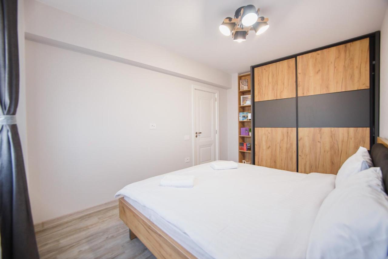 Creamy Wood Haven Apartment Oradea Ngoại thất bức ảnh