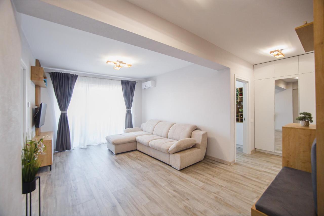 Creamy Wood Haven Apartment Oradea Ngoại thất bức ảnh