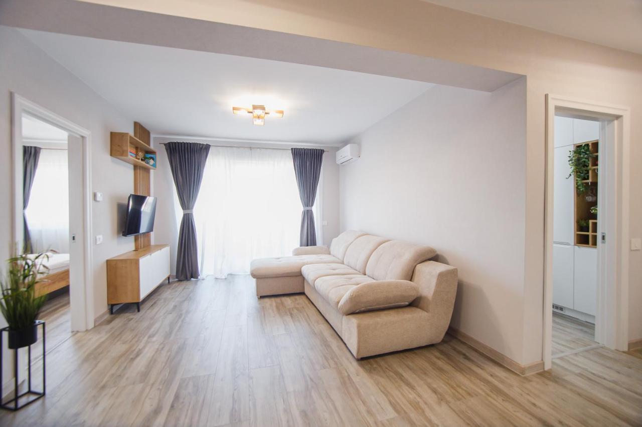 Creamy Wood Haven Apartment Oradea Ngoại thất bức ảnh