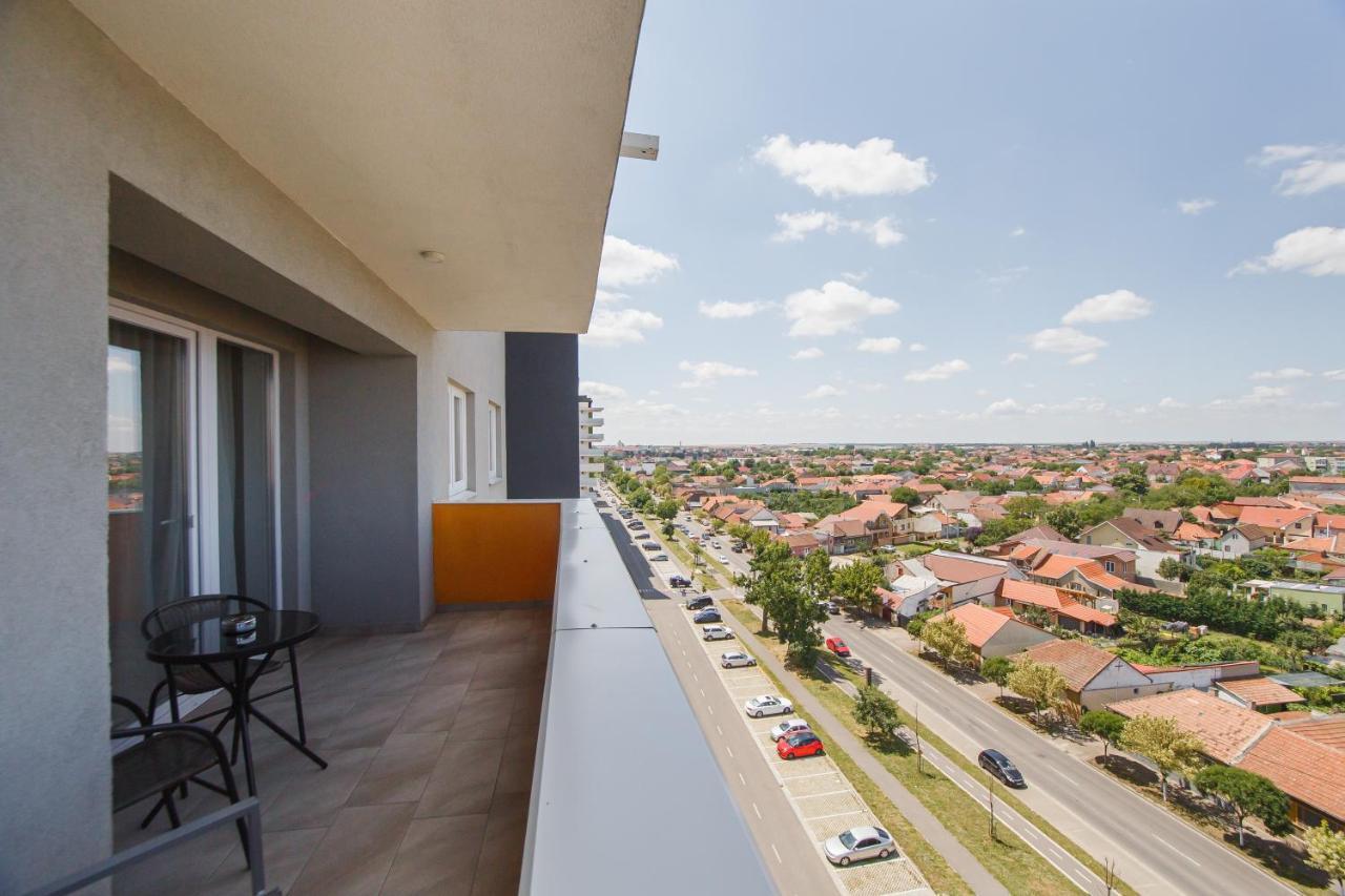 Creamy Wood Haven Apartment Oradea Ngoại thất bức ảnh
