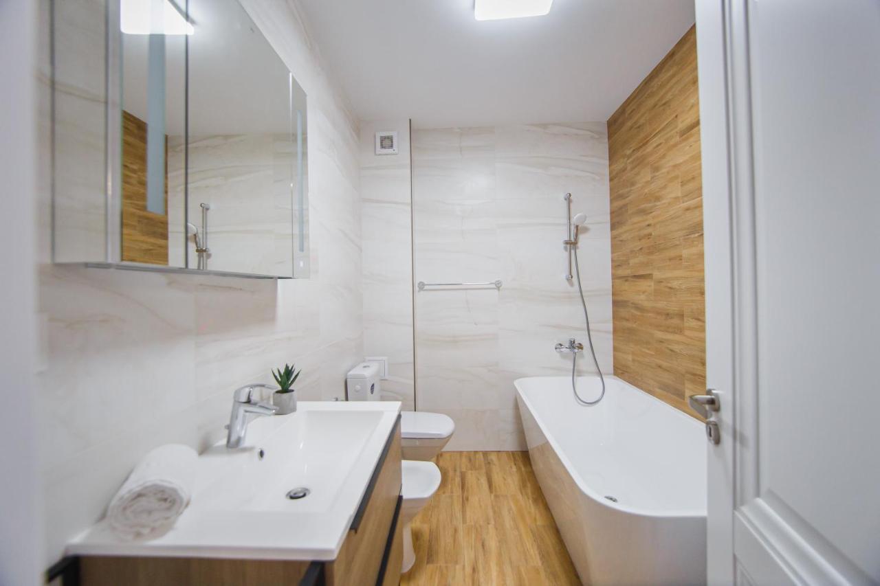 Creamy Wood Haven Apartment Oradea Ngoại thất bức ảnh