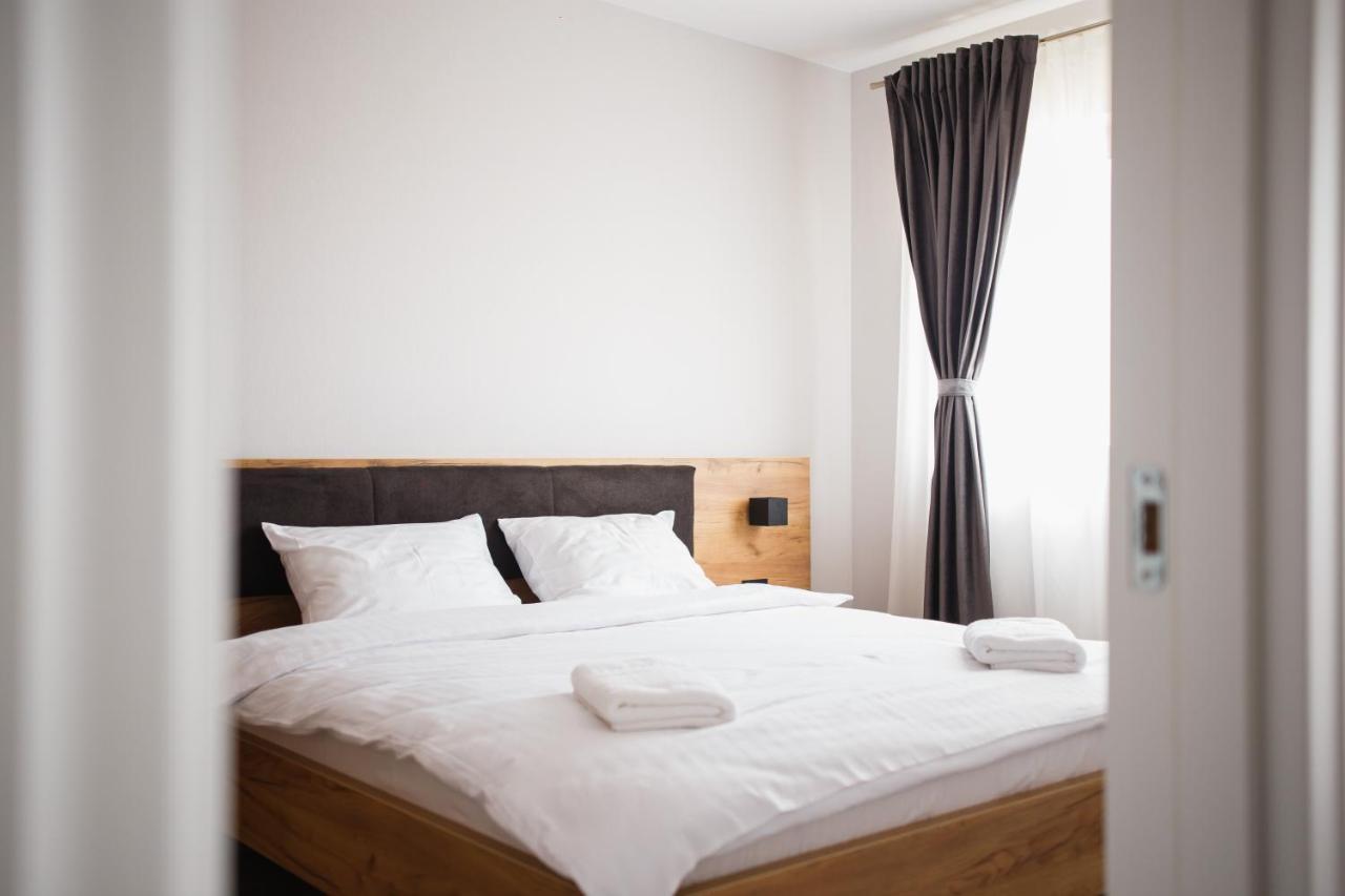 Creamy Wood Haven Apartment Oradea Ngoại thất bức ảnh