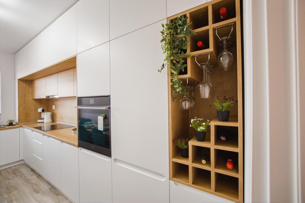 Creamy Wood Haven Apartment Oradea Ngoại thất bức ảnh