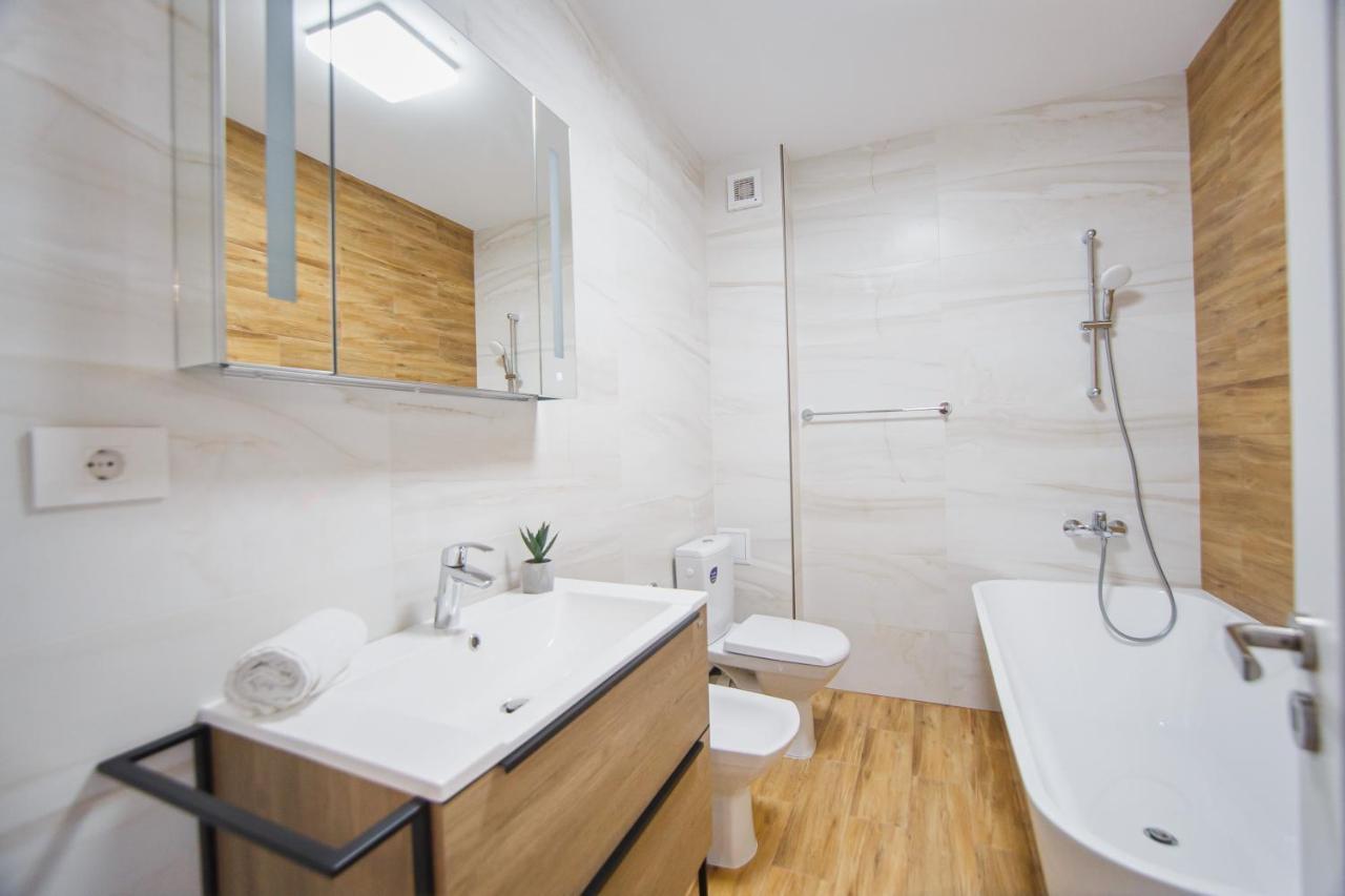Creamy Wood Haven Apartment Oradea Ngoại thất bức ảnh